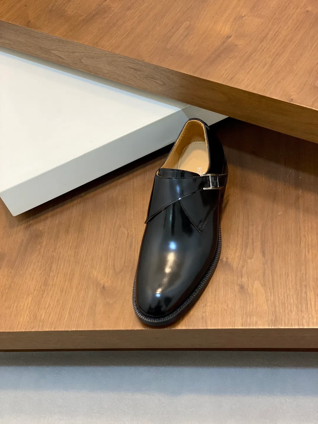 Men's shoes 💰780 HERMES/Hermès GAME slip-on loafers. These loafers are made of matte frosted calfskin. They are equipped with functional Kelly shoe buckles to easily create a fashionable urban style. They are equipped with genuine leather welts and lightweight grooved rubber foam outsole. They have genuine calfskin lining and silk-screen logo feet. They are slip-on design. They are novel and fashionable, with a handsome upper. Comes with a dust bag in the original box! Size: 39-40-41-42-43-44 standard leather shoe size (38/45 can be customized but does not support returns)